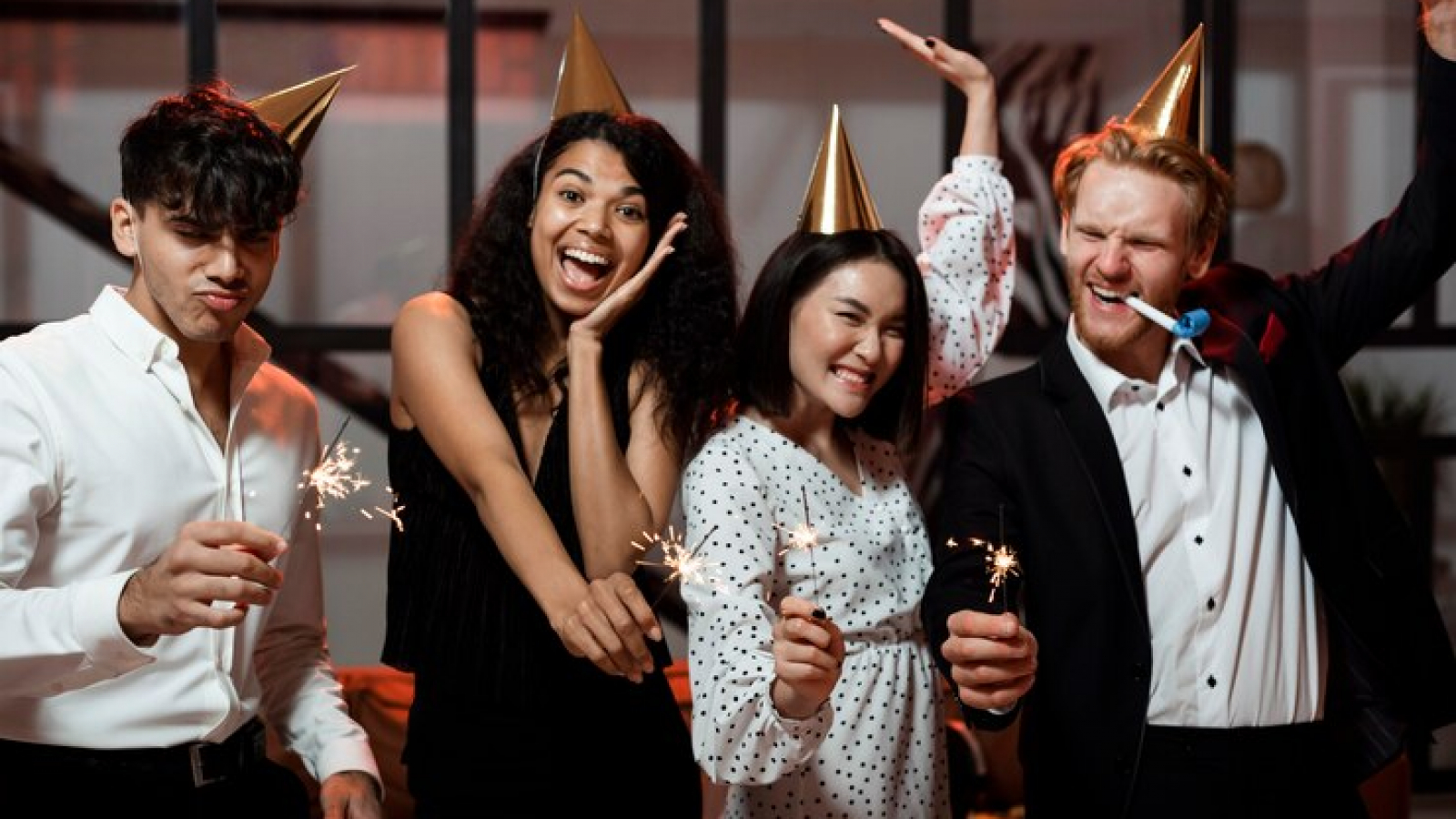 vue-face-gens-tenant-cierges-fete-du-nouvel-an_23-2148724182